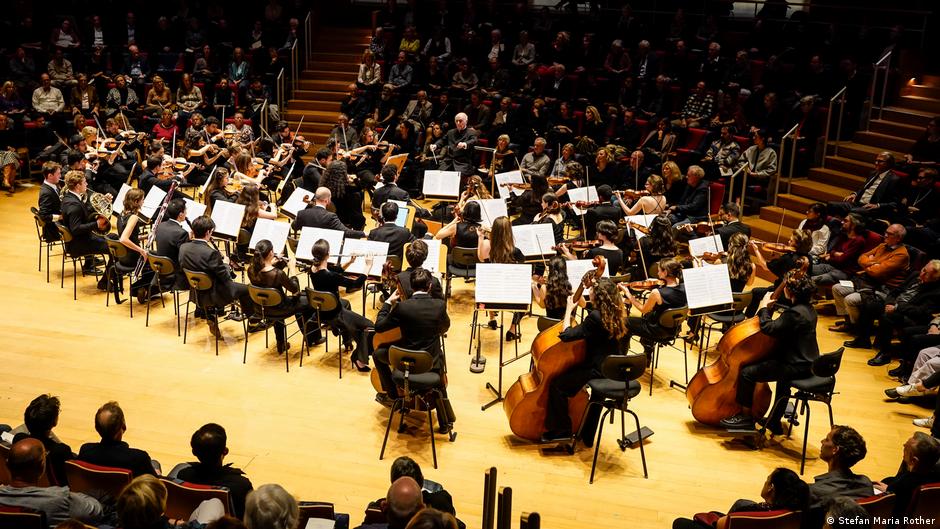 فرقة موسيقية تعزف Orchestra plays in hall