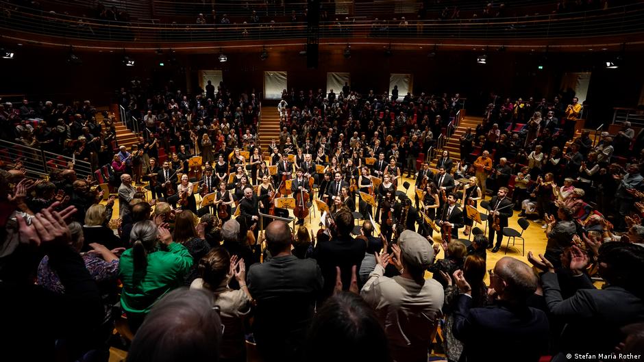 أكاديمية بارينبويم-سعيد الموسيقية توحد فلسطينيين وإسرائيليين في برلين Standing ovation at the end of a concert 