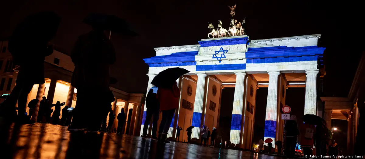 Als Solidaritätsbekundung wurde die israelische Flagge auf das Brandenburger Tor projiziert.