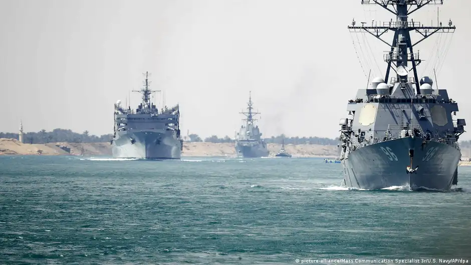  صورة من الأرشيف لسفن حربية أمريكية عند قناة السويس - مصر. Begleitschiffe des Flugzeugträger USS Abraham Lincoln im Sueskanal vor der Küste von Ägypten - Bild: picture-alliance/Mass Communication Specialist 3r/U.S. Navy/AP/dpa