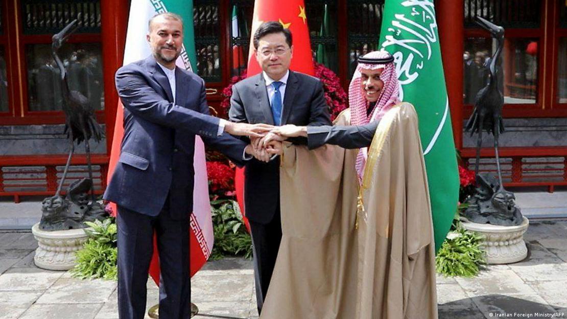 Irans Außenminister Amir-Abdollahian (links), Chinas Qin Gang (Mitte) und Faisal bin Farhan (rechts), Außenminister Saudi-Arabiens, am 6. April 2023 in Peking.