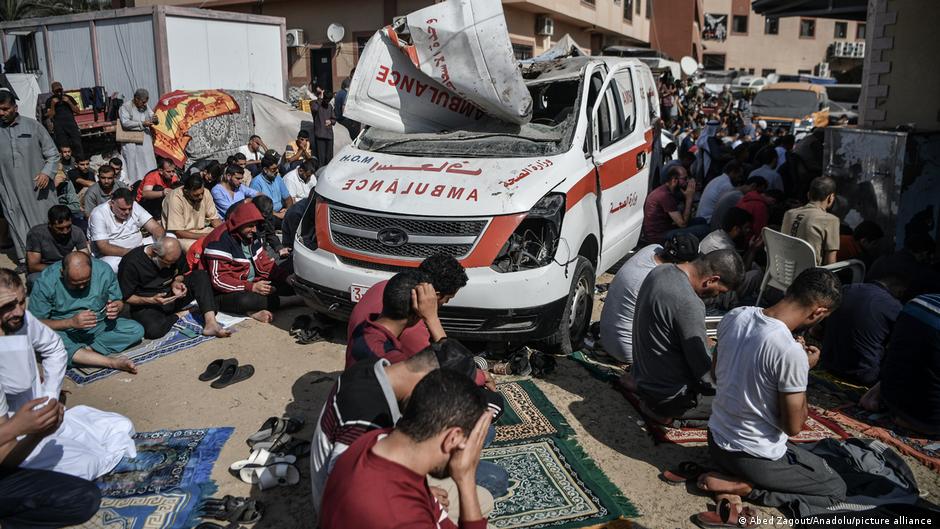 فلسطينيون يؤدون صلاة الجمعة في باحة مستشفى ناصر في خان يونس جنوب قطاع غزة. وفي جوارهم سيارة إسعاف تضررت في غارة إسرائيلية.  (image: Abed Zagout/Anadolu/picture alliance) Palestinians perform Friday prayers in the courtyard of Nasser Hospital in Khan Younis, southern Gaza. An ambulance damaged in an Israeli strike is clearly visible