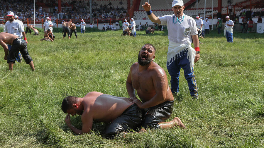 Zwei Wrestler reagieren auf die Ergebnisse. 