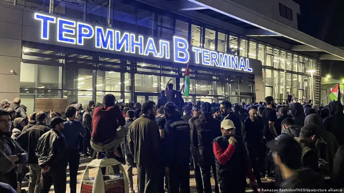 مطار عاصمة داغستان محَج قلعة - محتجون على حرب إسرائيل في غزة. An angry crowd stormed Makhachkala airport in Russia's majority-Muslim Dagestan republic looking for a plane that arrived from Tel Aviv. Foto Ramazan Rashidov/TASS/dpa/picture alliance