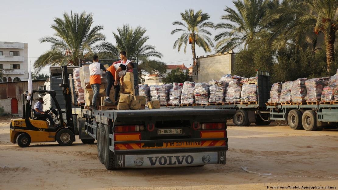 الناس في قطاع غزة معتمدون كليًا على المساعدات الإنسانية.  (Foto: Ashraf Amra/Anadolu Agency/picture alliance) Laut Angaben der Vereinten Nationen ist das Ausmaß an Hilfslieferungen noch "unzureichend".