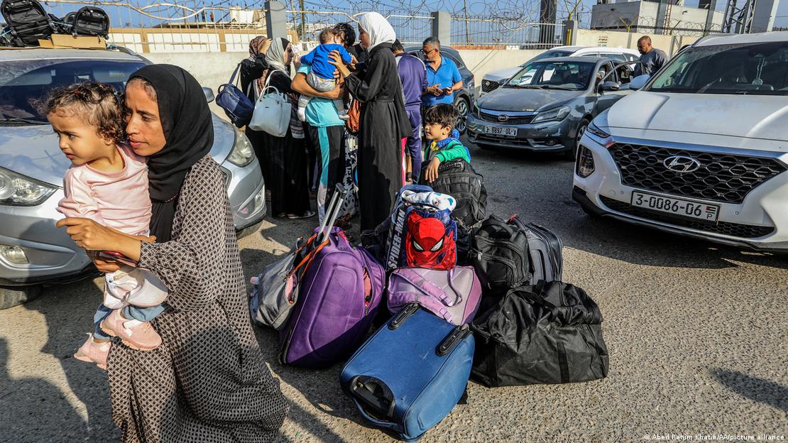 فلسطينيون ينزحون من شمال قطاع غزة إلى جنوبه.  (Foto: Abed Rahim Khatib/AA/picture alliance) Palästinensische Binnenflüchtlinge im Süden des Gazastreifens.