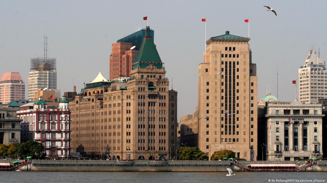 Peace Hotel (l.) mit grünem Pyramidendach in Shanghai