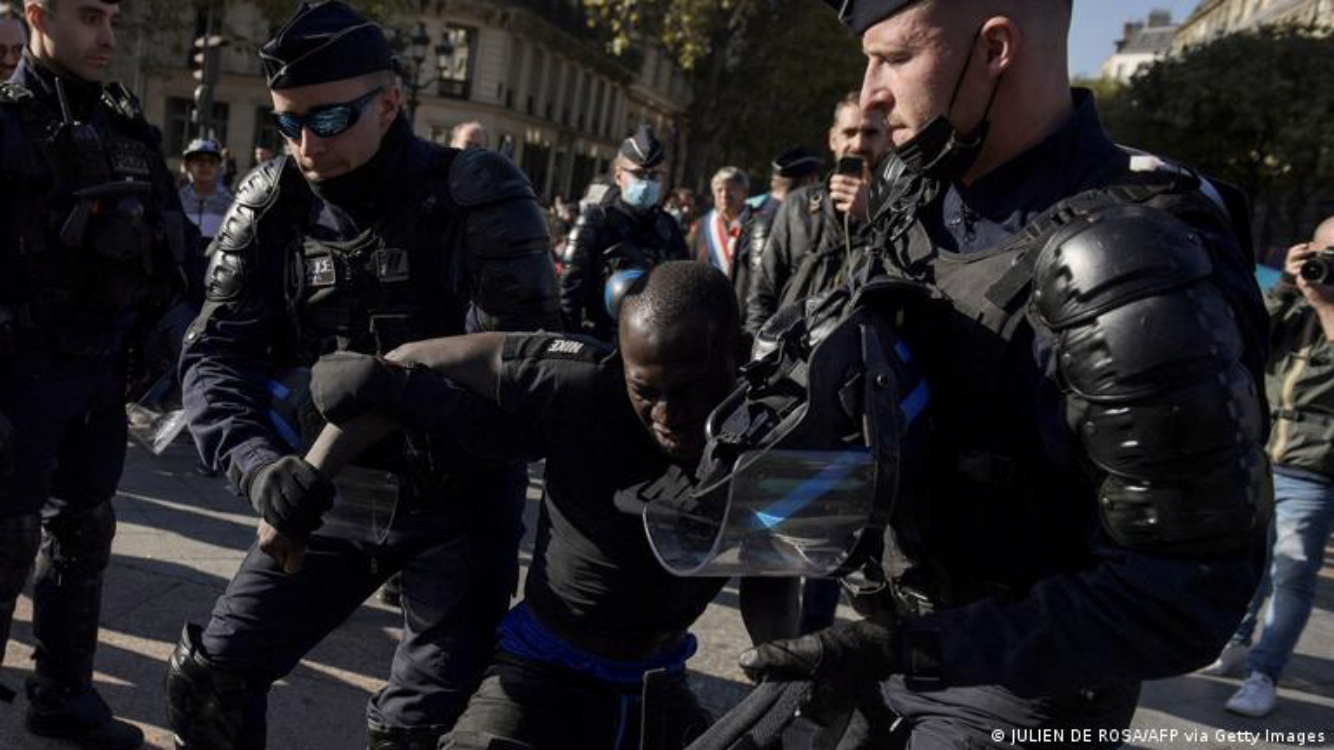  اعتقال مهاجر في باريس - فرنسا تشدد سياستها المتعلقة بالهجرة. Festnahme eines Migranten in Paris: Frankreich verschärft seine EinwanderungspolitikBild: JULIEN DE ROSA/AFP via Getty Images