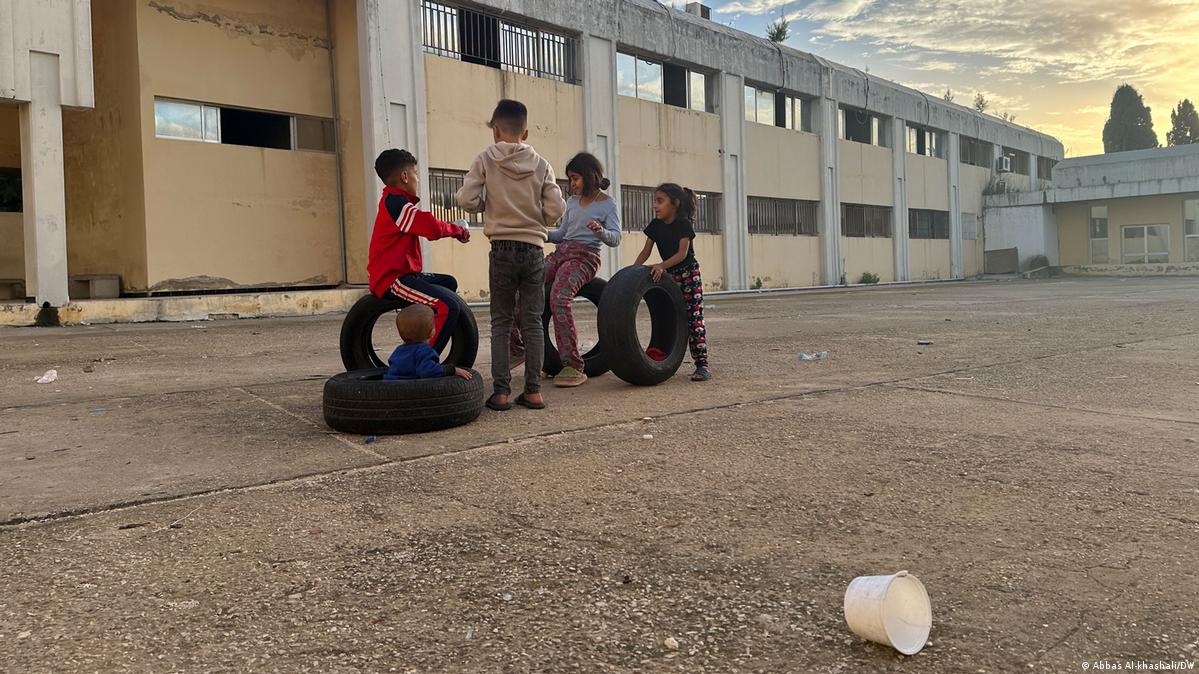 صارت مباني الجامعة والمدارس سكنا لهم وساحاتها ملعبا، بعد النزوح من الجنوب. الصورة: Abbas Al-khashali/DW