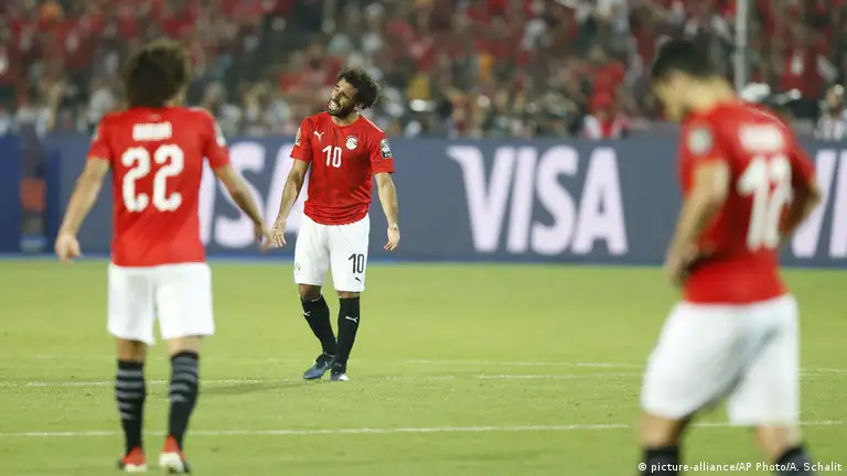 من اللحظات المؤلمة لصلاح مع منتخب مصر، حينما خرج من دور الـ16 بكأس أمم أفريقيا على أرضه وأمام جمهوره في البطولة التي أقيمت في مصر 2019. صورة من: picture-alliance/AP Photo/A. Schalit   Ägyptischer Spieler Mohamed Salah 