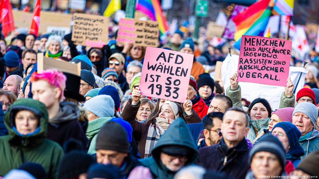 صورة من: Moritz Frankenberg/dpa/picture alliance - احتجاجات في ألمانيا ضد حزب البديل الشعبوي واليمين المتطرف.  Auch in Hannover beteiligten sich rund 35.000 Menschen an den Protesten.