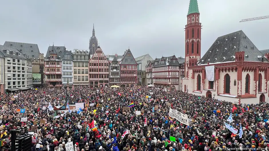  صورة من: Boris Roessler/dpa/picture alliance  - احتجاجات في ألمانيا ضد حزب البديل الشعبوي واليمين المتطرف.   Der Frankfurter Römer war zu klein für die rund 35.000 Demonstranten - viele mussten in Seitengassen ausweichen.