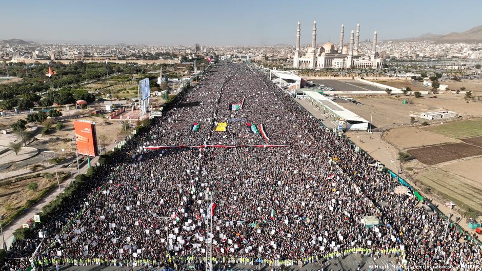  مظاهرات عارمة في اليمن تنديدا بالضربات الأمريكية-البريطانية على مواقع الحوثيين Air strikes on Yemeni territory unleashed huge protests in the capital Sanaa. Image: Houthi Media Center/Handout via REUTERS