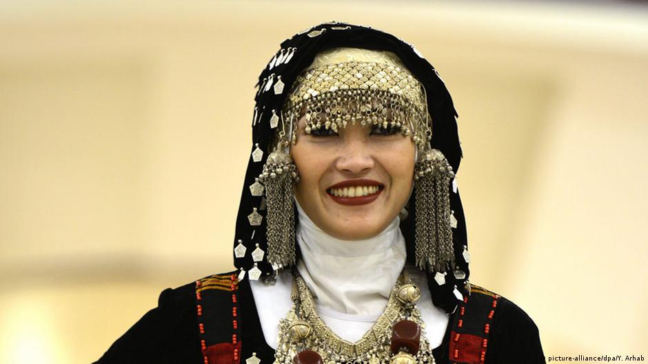  أزياء تقليدية في اليمن. Traditionelle Mode im Jemen Bild dpa