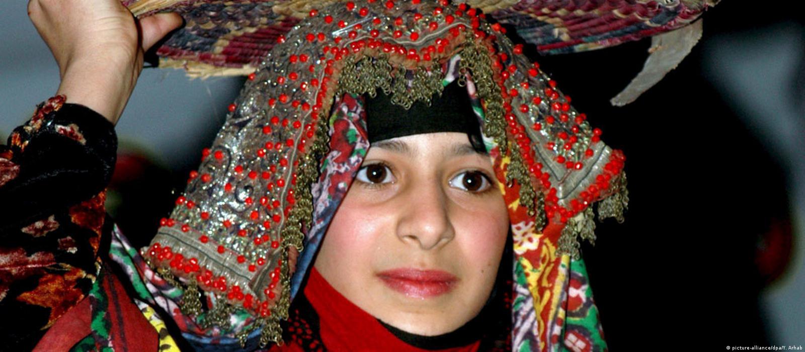  أزياء تقليدية في اليمن. Traditionelle Mode im Jemen Bild dpa