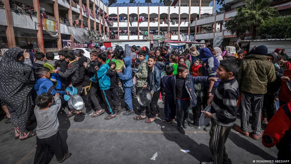 Children in the Gaza Strip queue for food