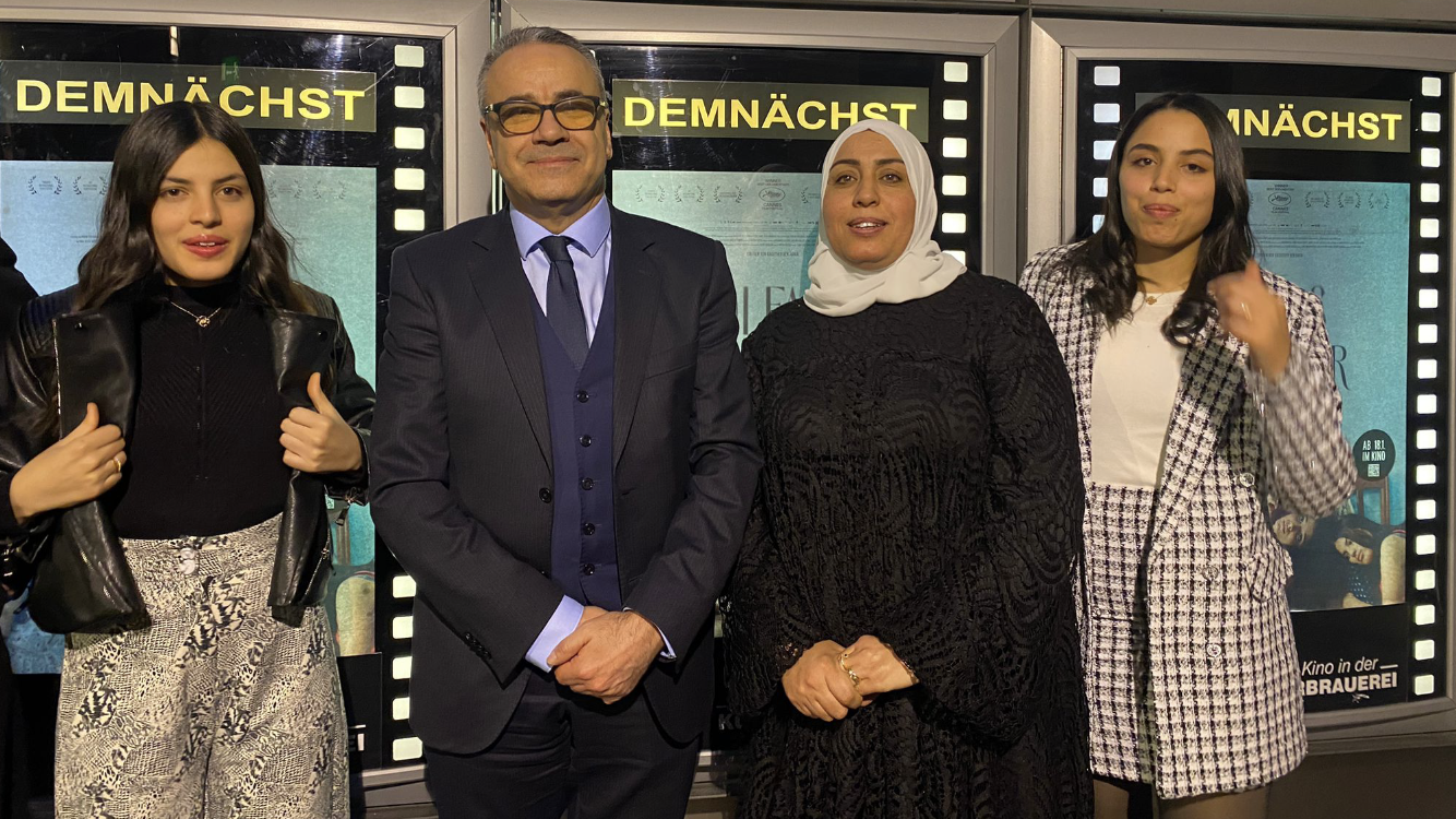 التونسية ألفة واثنتان من بناتها الأربع والسفير واصف شيحة السفير التونسي في برلين.  Olfa and two Daughters of her with Mr Wacef Chiha, the Tunisian Ambassdor in Berlin during the premiere of the movie Olfa's Daughters - Copyright Qantara -Mohammed Magdy