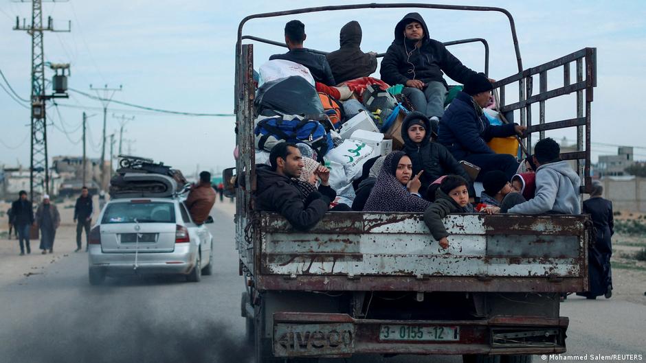 صورة من: Mohammed Salem/REUTERS - فلسطينيون يغادرون رفح خوفاً من العمليات العسكرية الإسرائيلية وسط صراع مستمر. Palestinians leave Rafah, in fear of Israeli military operations, amid the ongoing conflict