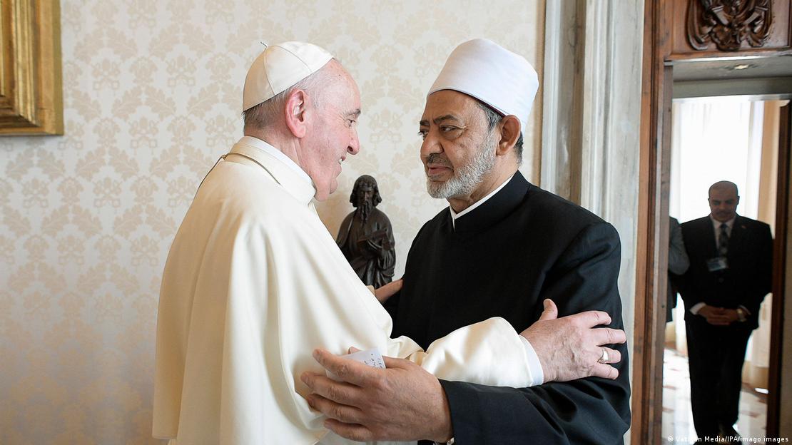 صورة من: Bild: Vatican Media/IPA/imago images - البابا فرانسيس والإمام الأكبر شيخ الأزهر أحمد الطيب في روما في شهر تشرين الأوَّل/أكتوبر 2012: "السلام والمحبة والأخوة". Papst Franziskus und Großscheich Al-Tayeb