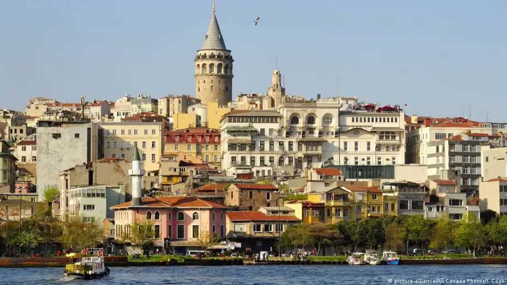 صورة من: picture-alliance/All Canada Photos/I. Cook  - مدينة إسطنبول التركية على مضيق البوسفور.   Strassenszene in Istanbul