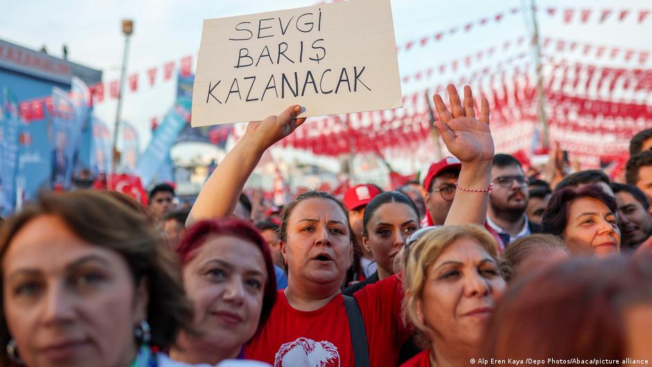 صورة من: picture alliance - جانب من حملة كمال كيليتشدار أوغلو الانتحابية لرئاسة تركيا 2023. People attend a campaign event by Kemal Kilicdaroglu (not pictured), presidential candidate for the Turkish opposition's six-party alliance in May 2023