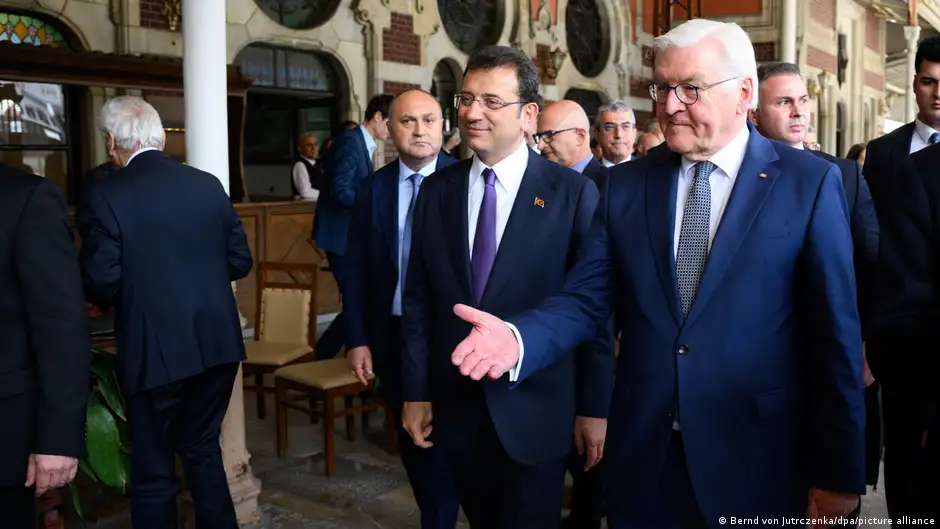 German President Frank-Walter Steinmeier (right) and Ekrem Imamoglu, the mayor of Istanbul, at Sirkeci railway station