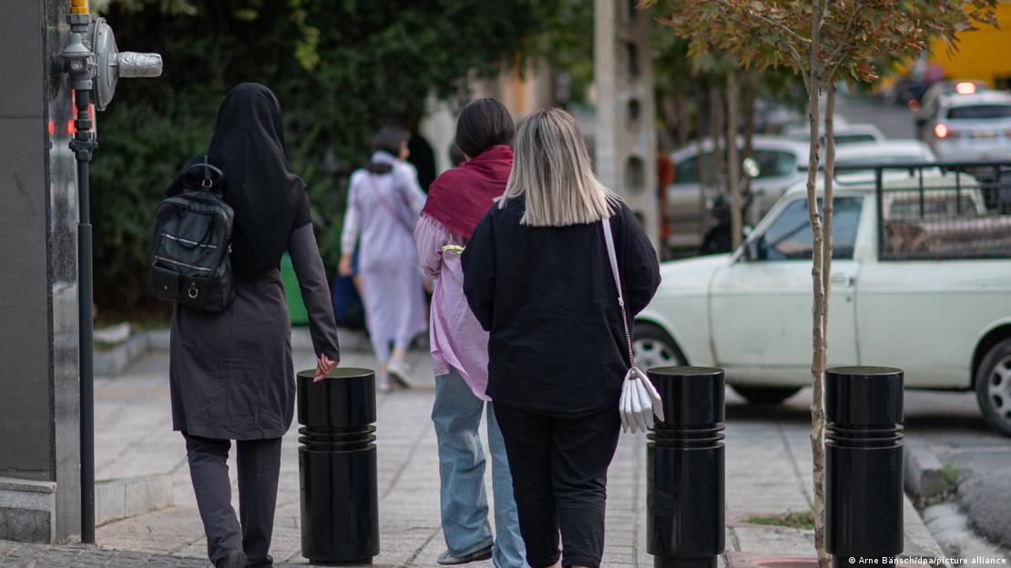  ازداد في إيران عدد النساء اللواتي يخرجن إلى الشوارع من دون الحجاب الإلزامي منذ مقتل الشابة الكردية الإيرانية جينا مهسا أميني في السادس عشر من أيلول/سبتمبر 2022 والاحتجاجات اللاحقة.  Immer mehr Frauen im Iran leisten Widerstand und gehen beispielsweise ohne Kopftuch auf die Straße.