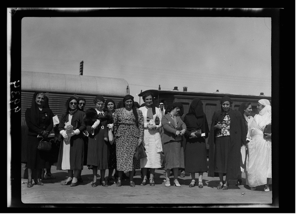 مشارِكات في الوفد الفلسطيني أثناء حضور مؤتمر المرأة العربية الأول في القاهرة عام 1938.  Palästinensische Delegation bei der Abreise zum ersten Kongress Arabischer Frauen in Kairo, 1938, 