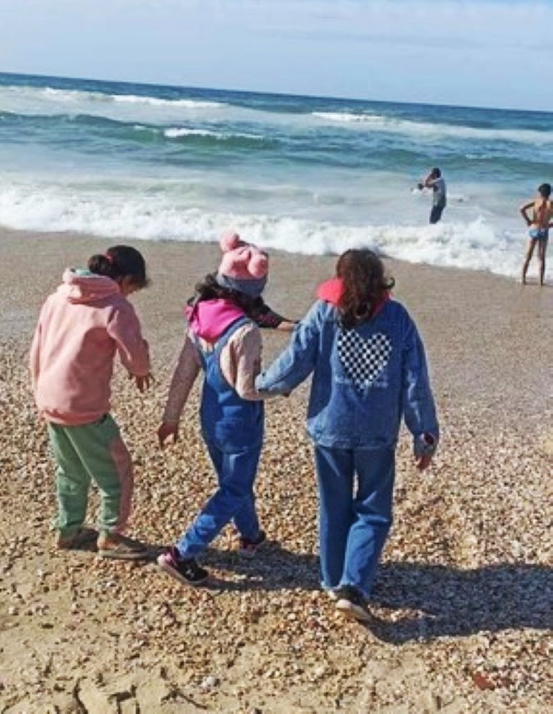 محمد إسبيطة مع ابنته رنا في رفح. رنا تحلم بأن تصبح يوماً ما صحفية.  Nach 6  Monaten gehen die Töchter wieder an den Strand