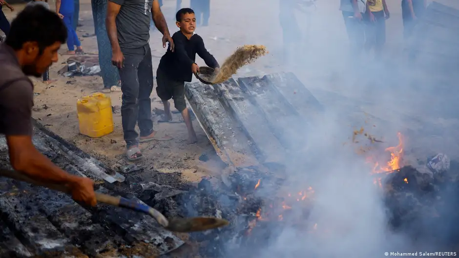 بعد هجوم إسرائيلي على مدينة رفح في قطاع غزة: فلسطينيون يحاولون إخماد ألسنة اللهب.  Nach dem israelischen Angriff auf Rafah versuchen Palästinenser mehrere Brandherde zu löschen.