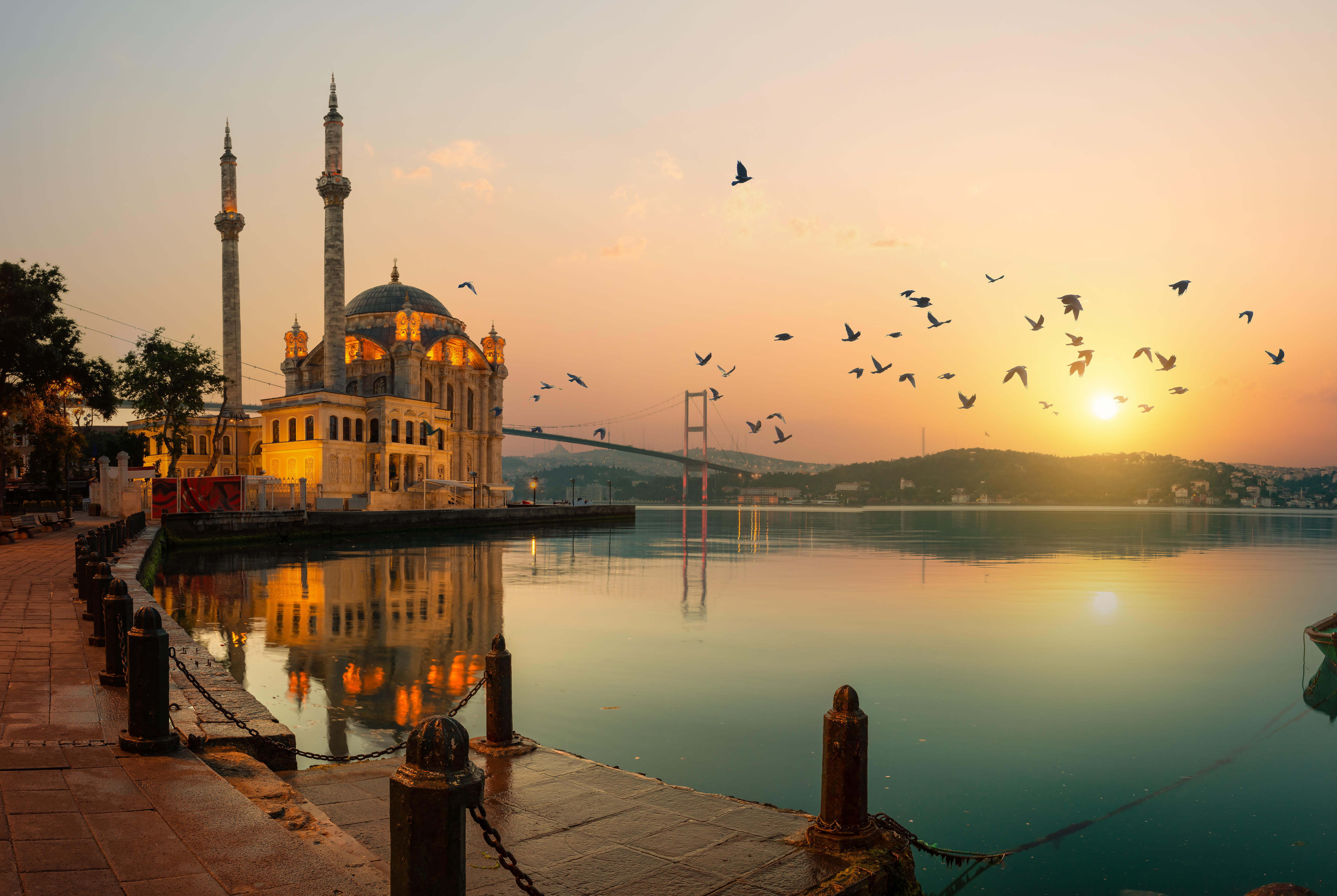 Eine Moschee im Abendlicht am Bosporus