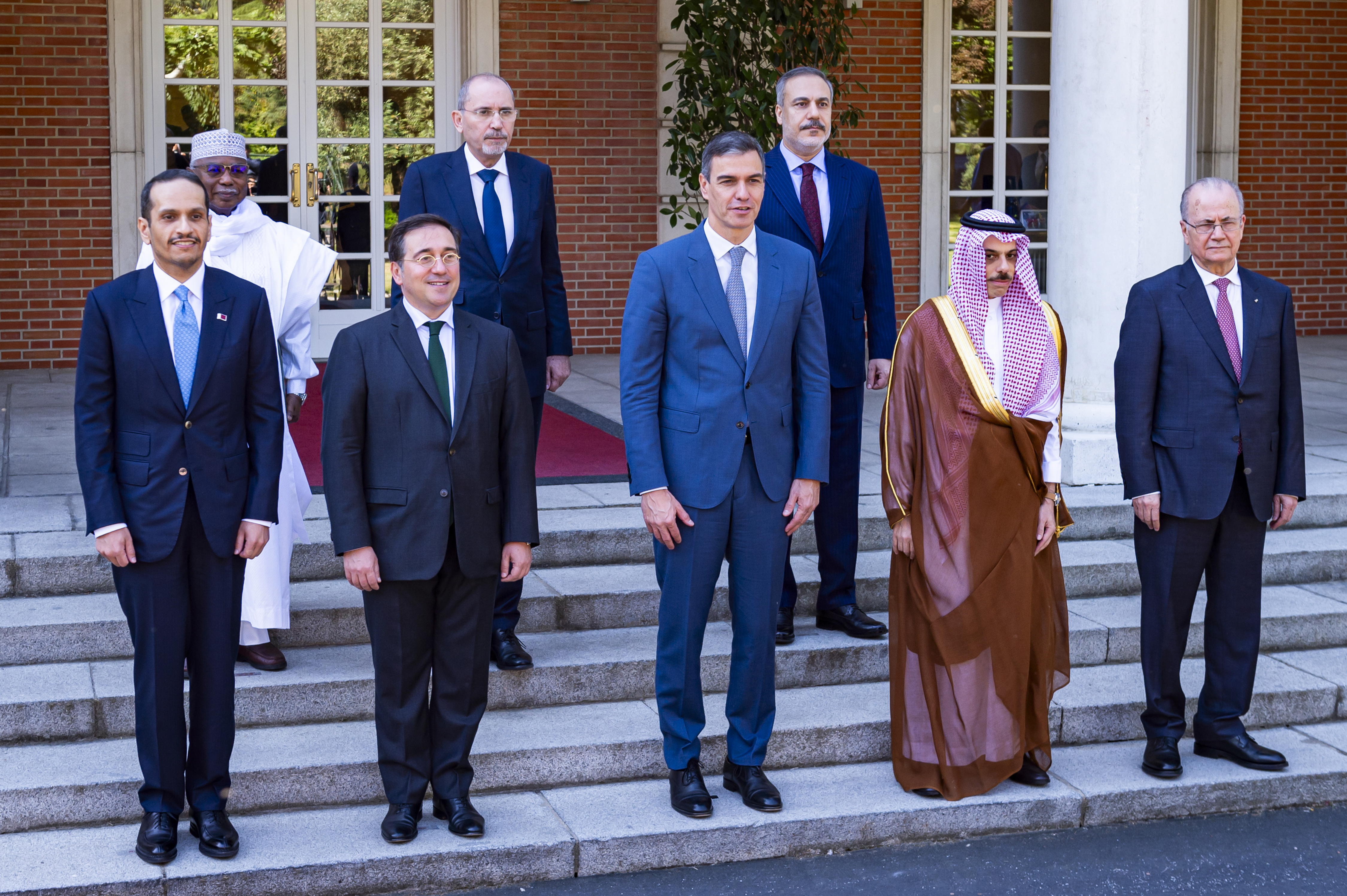 Der spanische Premierminister Pedro Sanchez (im Zentrum) mit einer Gruppe von Ministern aus arabischen Ländern vor dem spanischen Regierungsgebäude