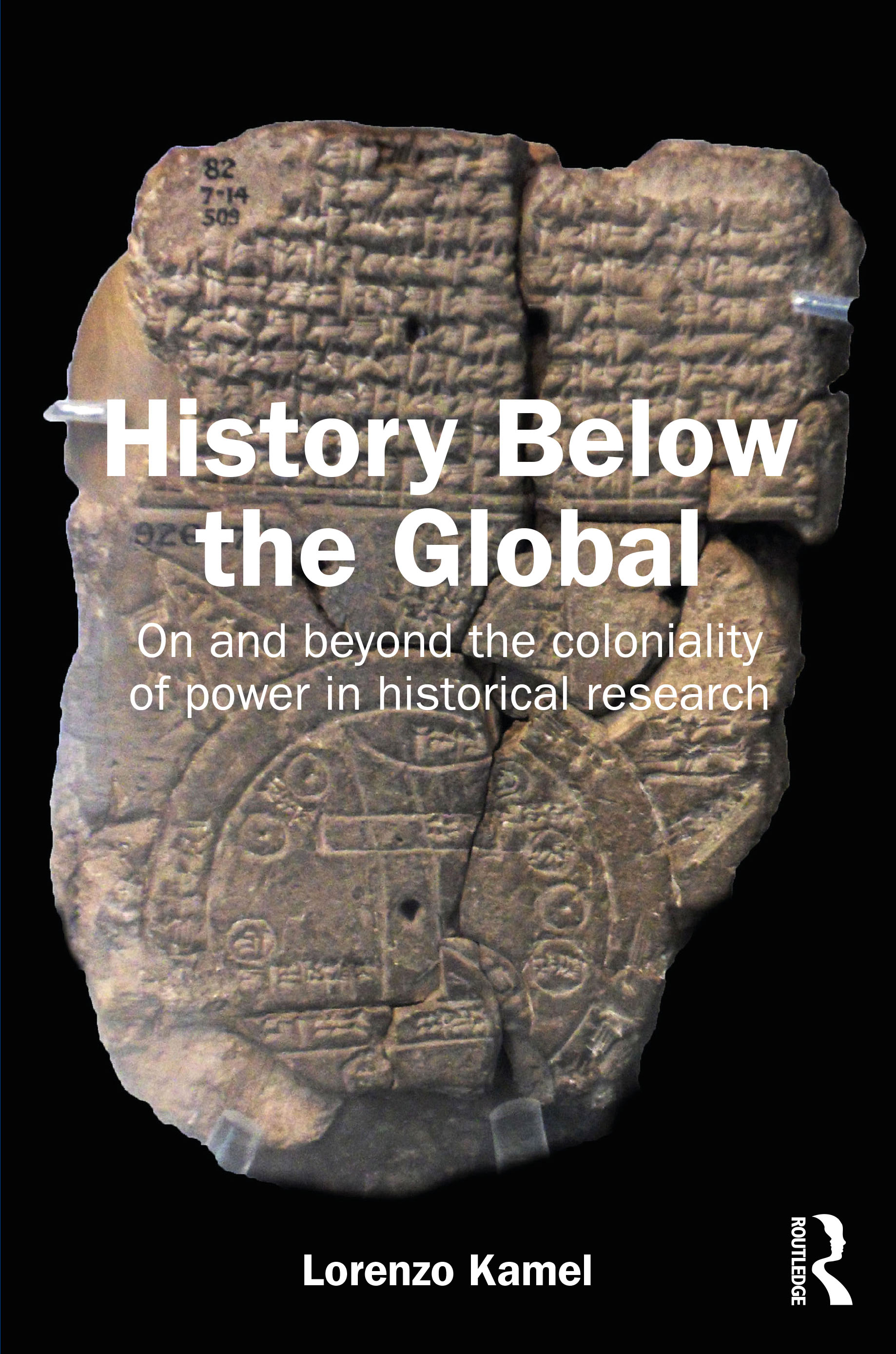 Buchcover: Stein mit Inschriften vor schwarzem Hintergrund. Darauf der Titel des Buches "History below the global"