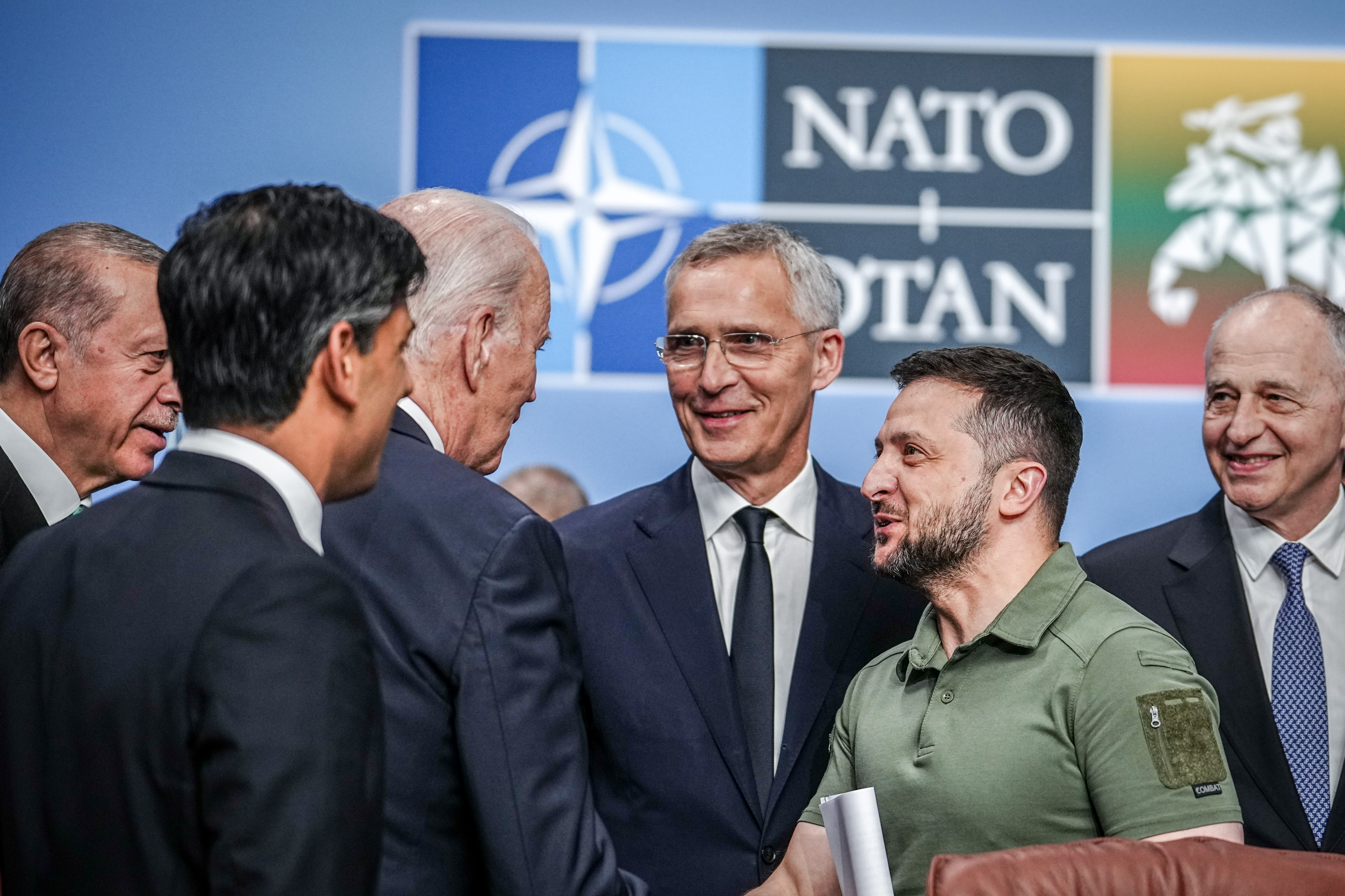 Die Staatsoberhäupter aus der Türkei, Großbritannien, den Vereinigten Staaten und der Nato-Generalsekretär begrüßen den Präsidenten der Ukraine beim NATO Gipfel