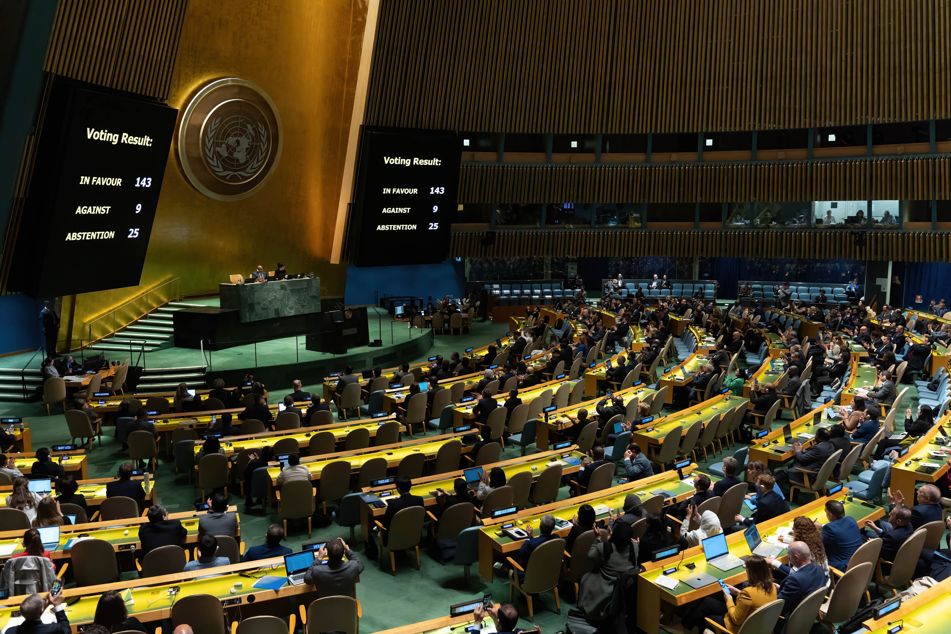 View of the UN General Assembly and a screen showing the results of the vote