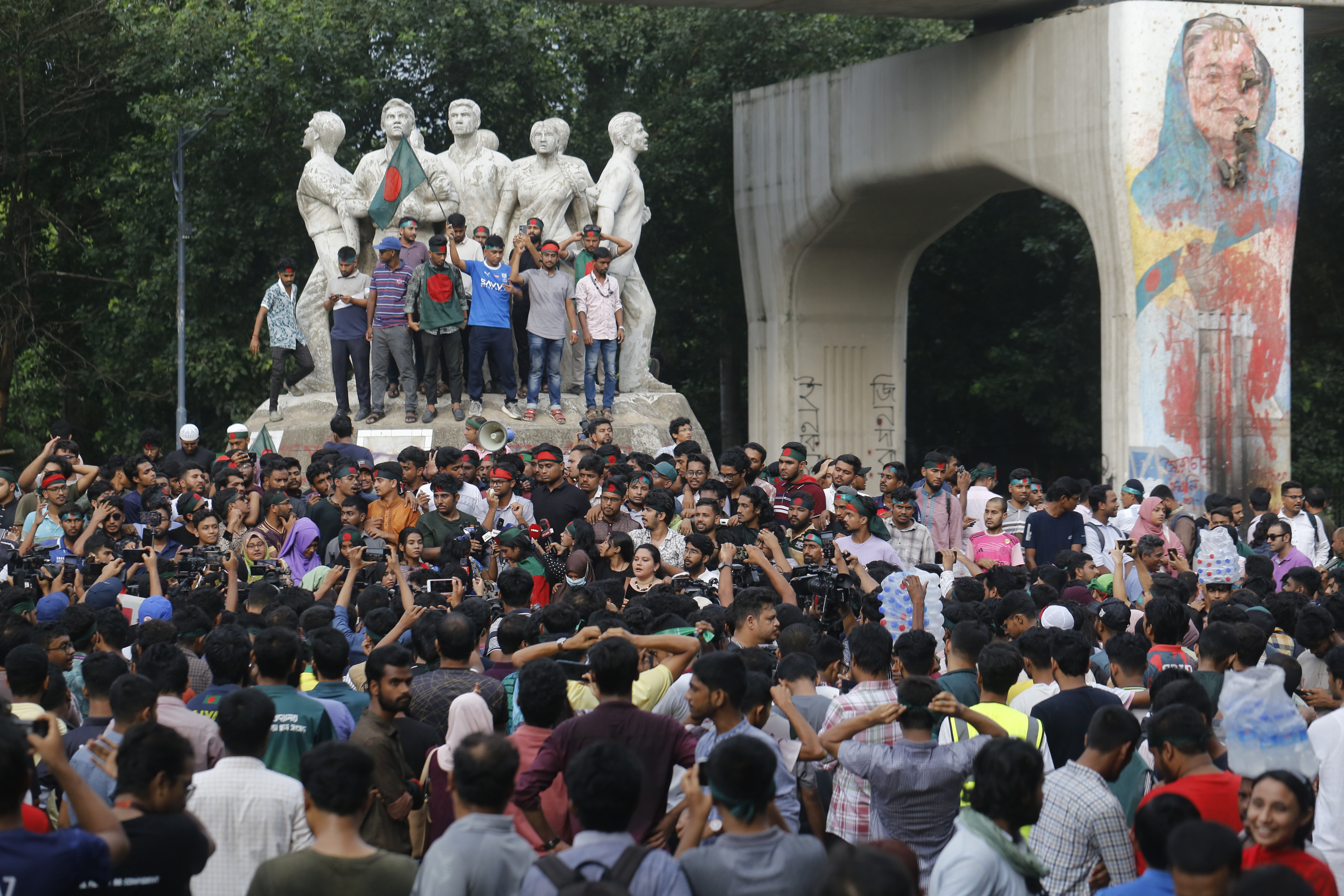 Studierende demonstrieren in Dhaka, Bangladesch, um ein Denkmal