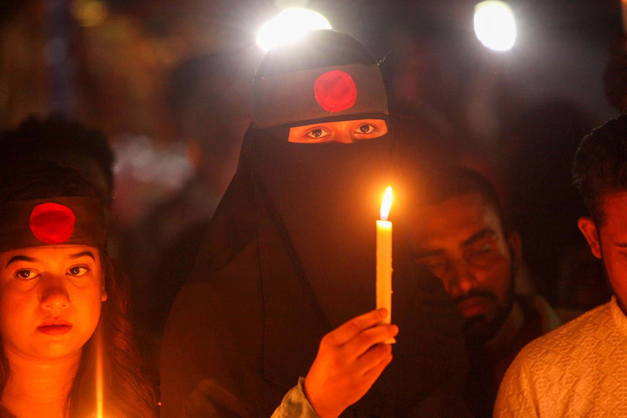 Studentinnen mit Kerzen für während der Proteste in Bangladesh getötete Kommilitonen.