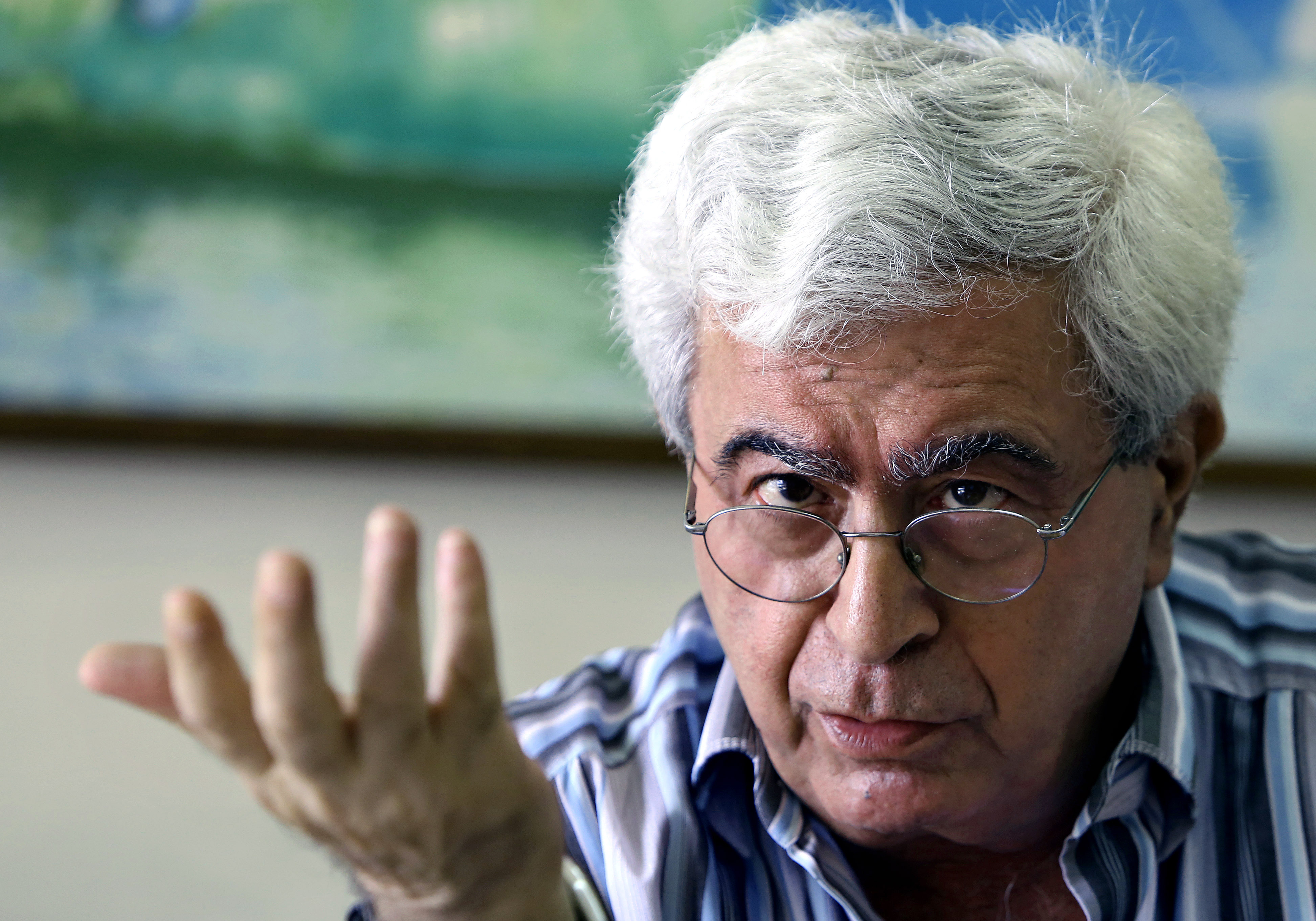 Elias Khoury mit erhobener rechter Hand. 