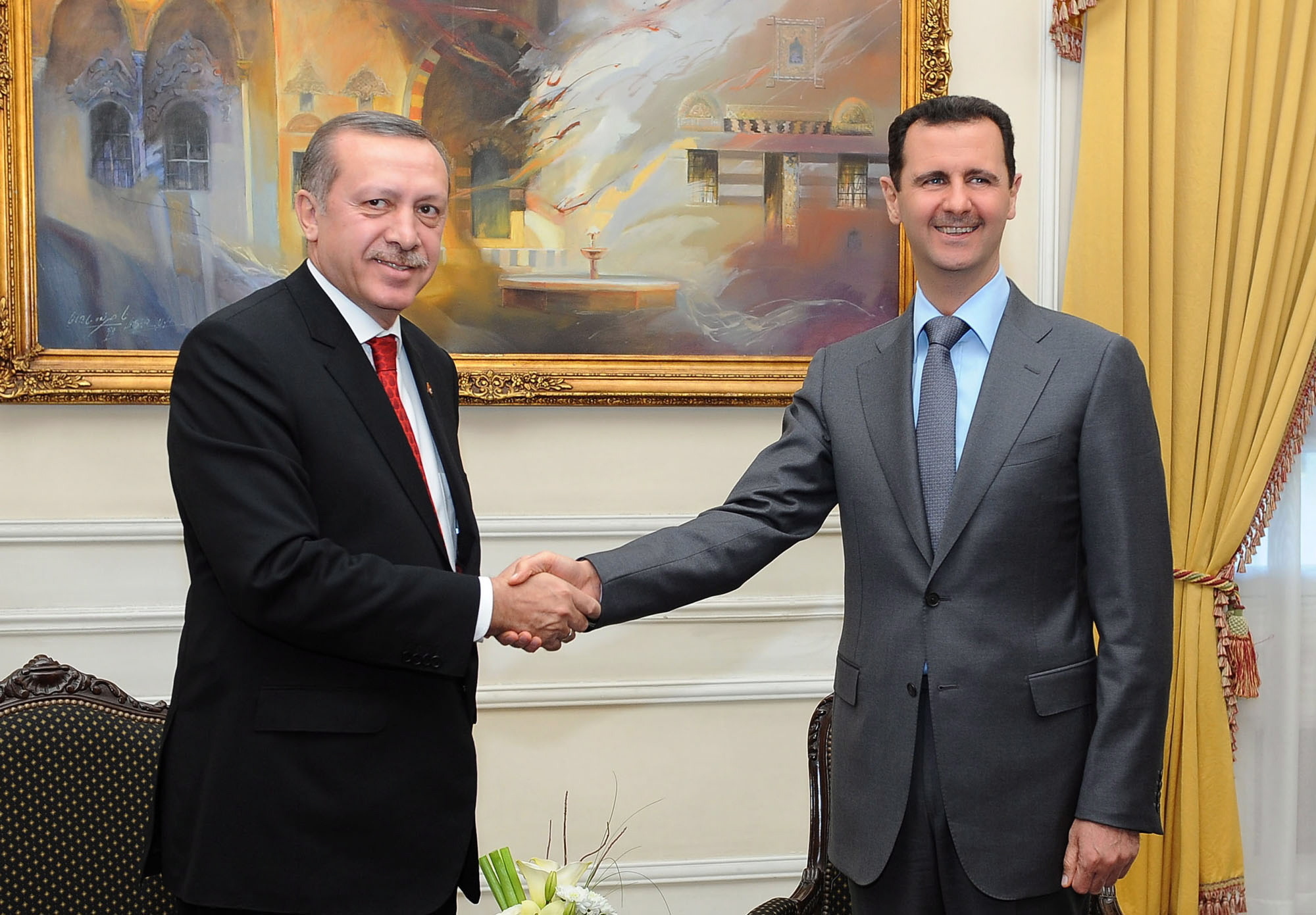 Der syrische Präsident Baschar al-Assad (R) empfängt den türkischen Premierminister Recep Tayyip Erdogan (L) zu einem Treffen in Aleppo, Nordsyrien, am 06. Februar 2011.