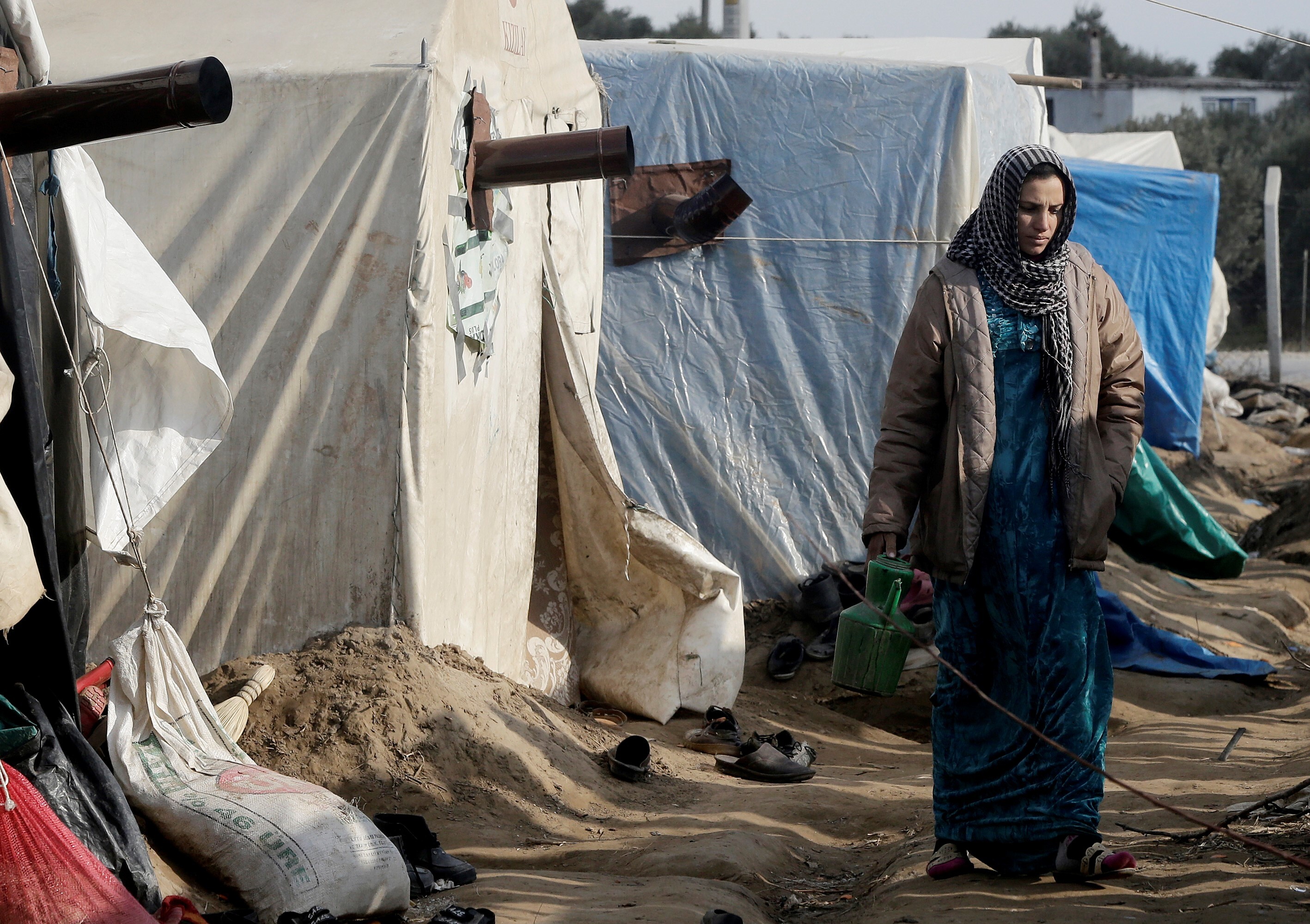 Eine syrische Flüchtlingsfrau ist am 21. Dezember 2016 in einem Flüchtlingslager im Bezirk Torbalı in Izmir, Türkei, zu sehen.