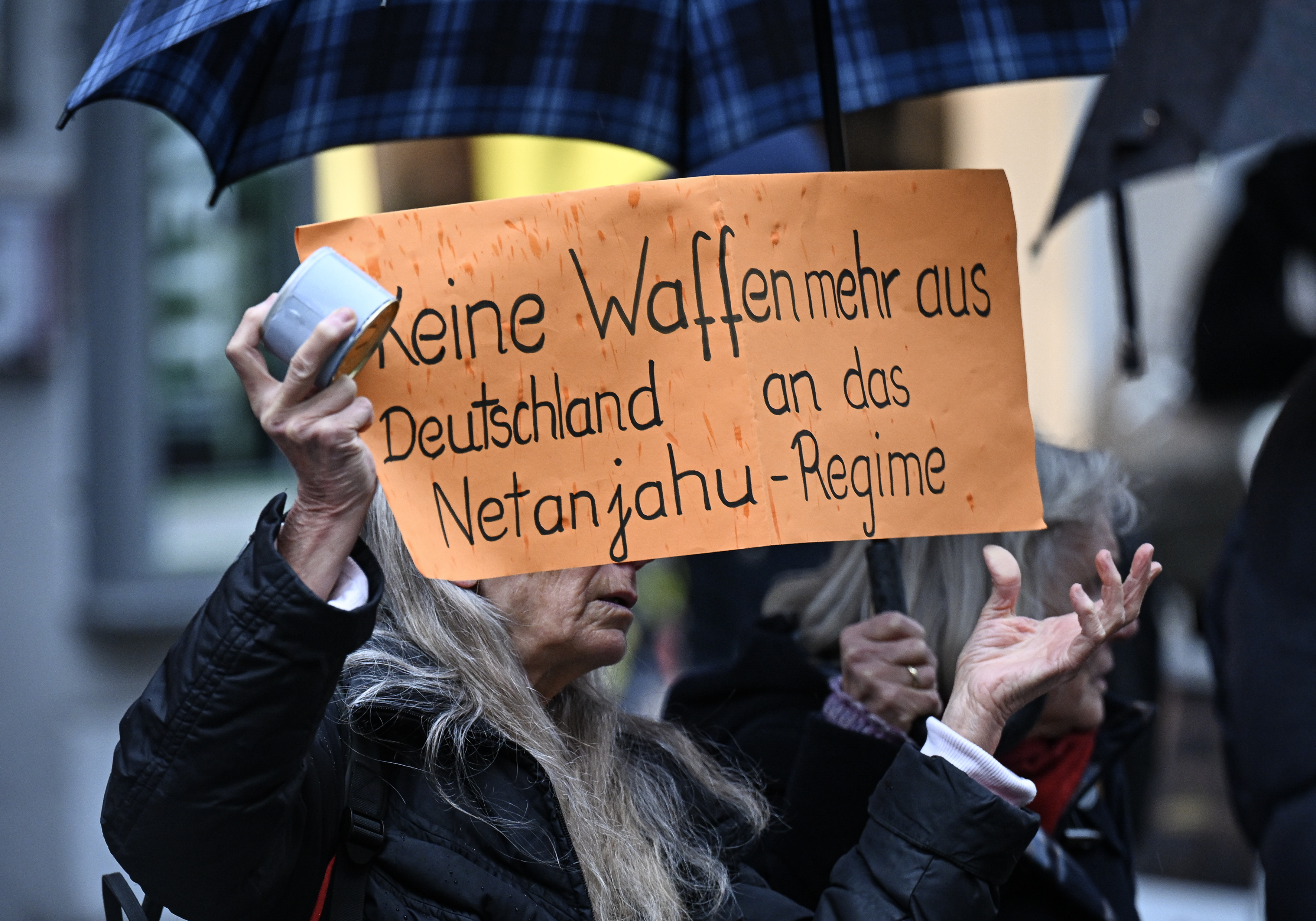 Demonstrator holds up sign reading: "no more weapons from Germany to the Netanyahu regime"