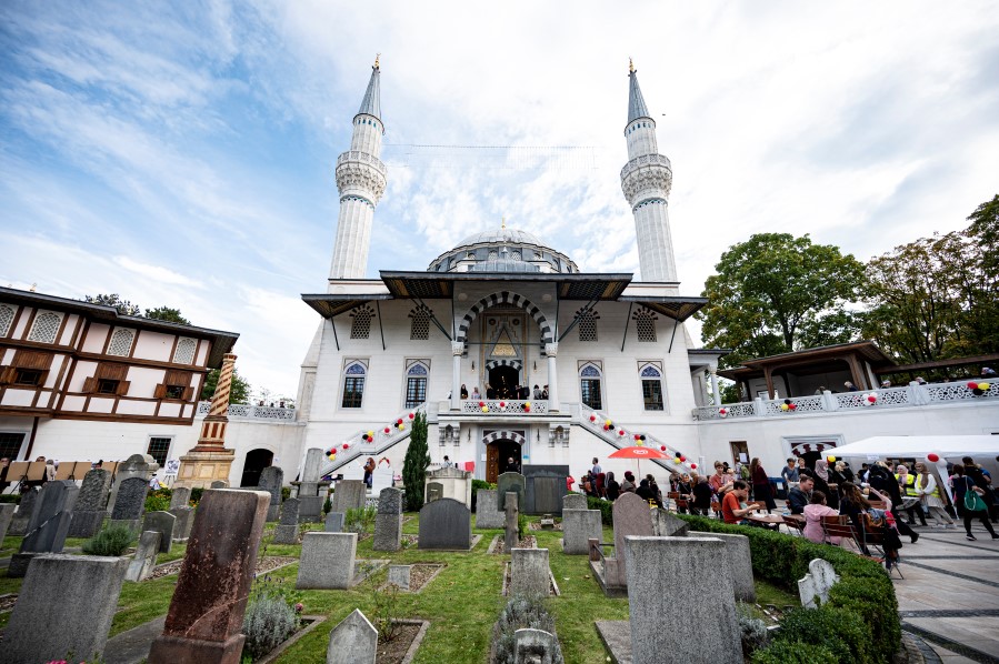 Menschen besuchen die Sehitlik Moschee am Tag der offenen Moschee (TOM). Der Tag wird jährlich am Tag der deutschen Einheit begangen