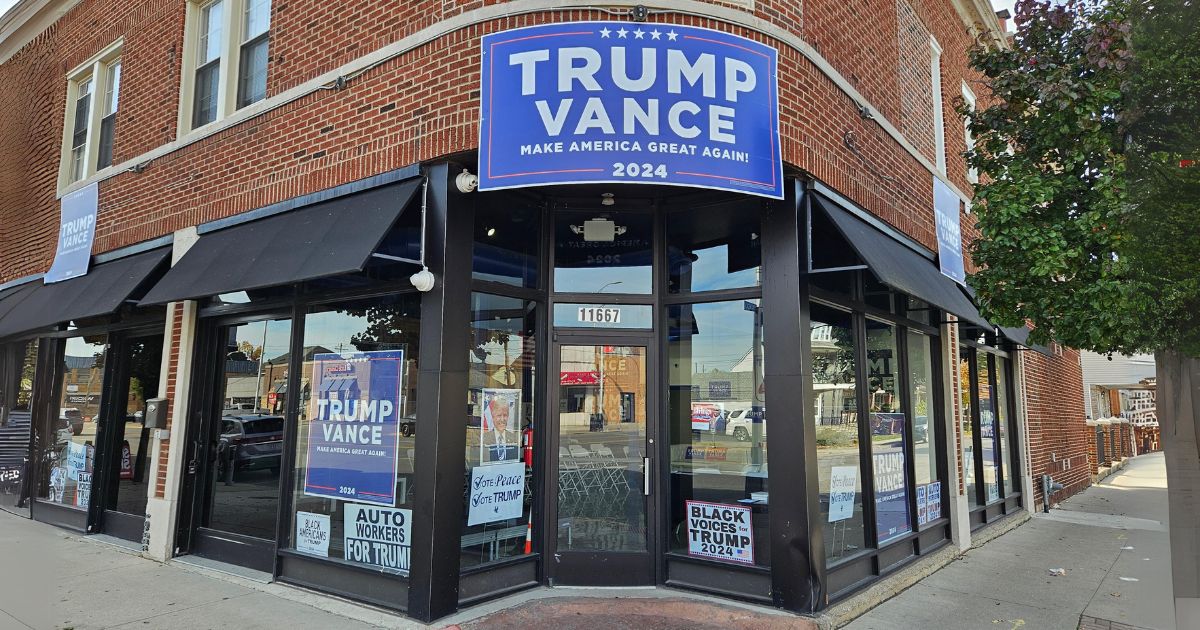 Schaufenster eines Trump-Wahlbüros in Hamtramck, dekoriert mit großen Trump Vance-Plakaten für die bevorstehenden Wahlen.