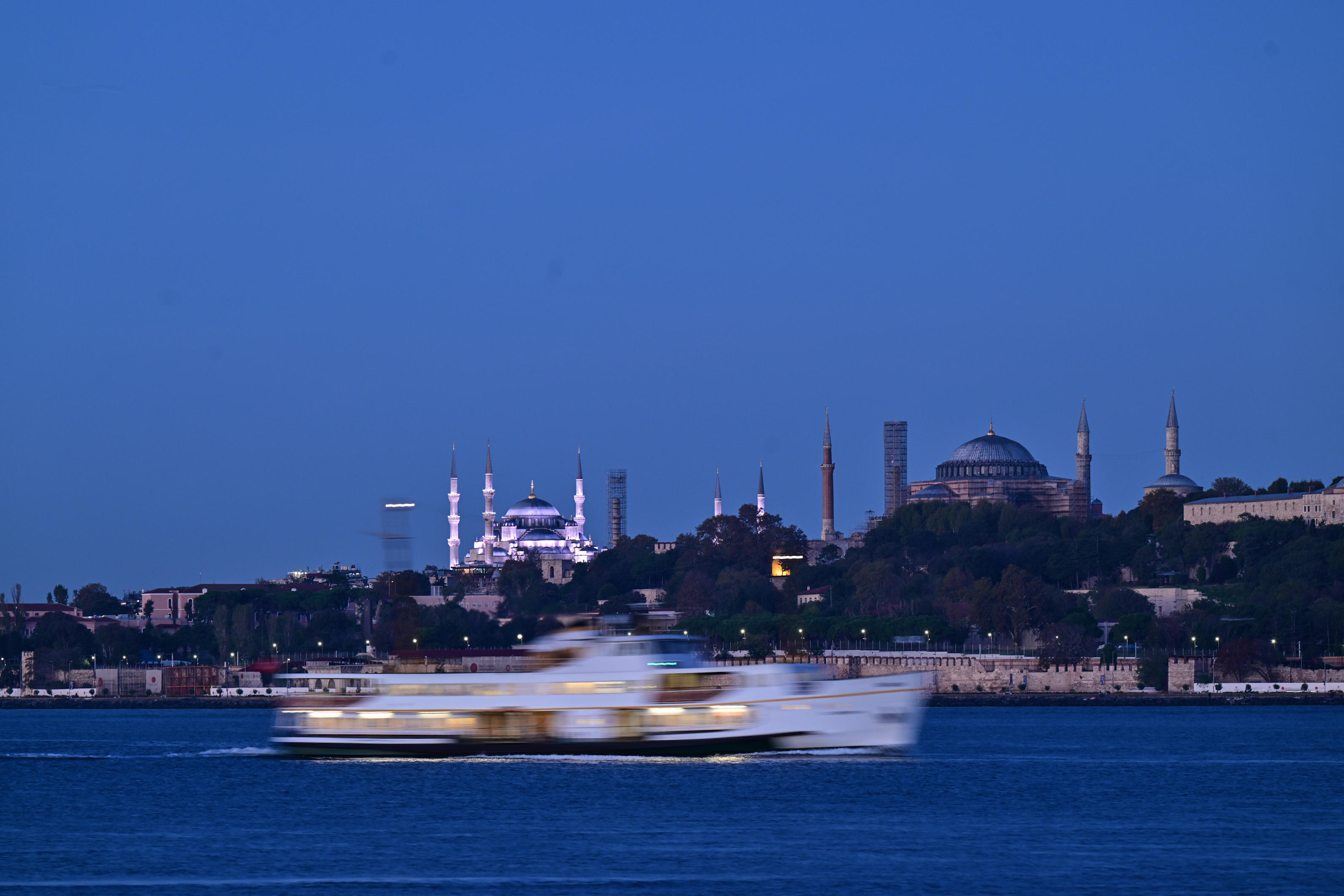 Ein Blick auf die Hagia Sophia und die Blaue Moschee, zwei ikonische Wahrzeichen, die nebeneinander in Istanbul, Türkei, thronen.