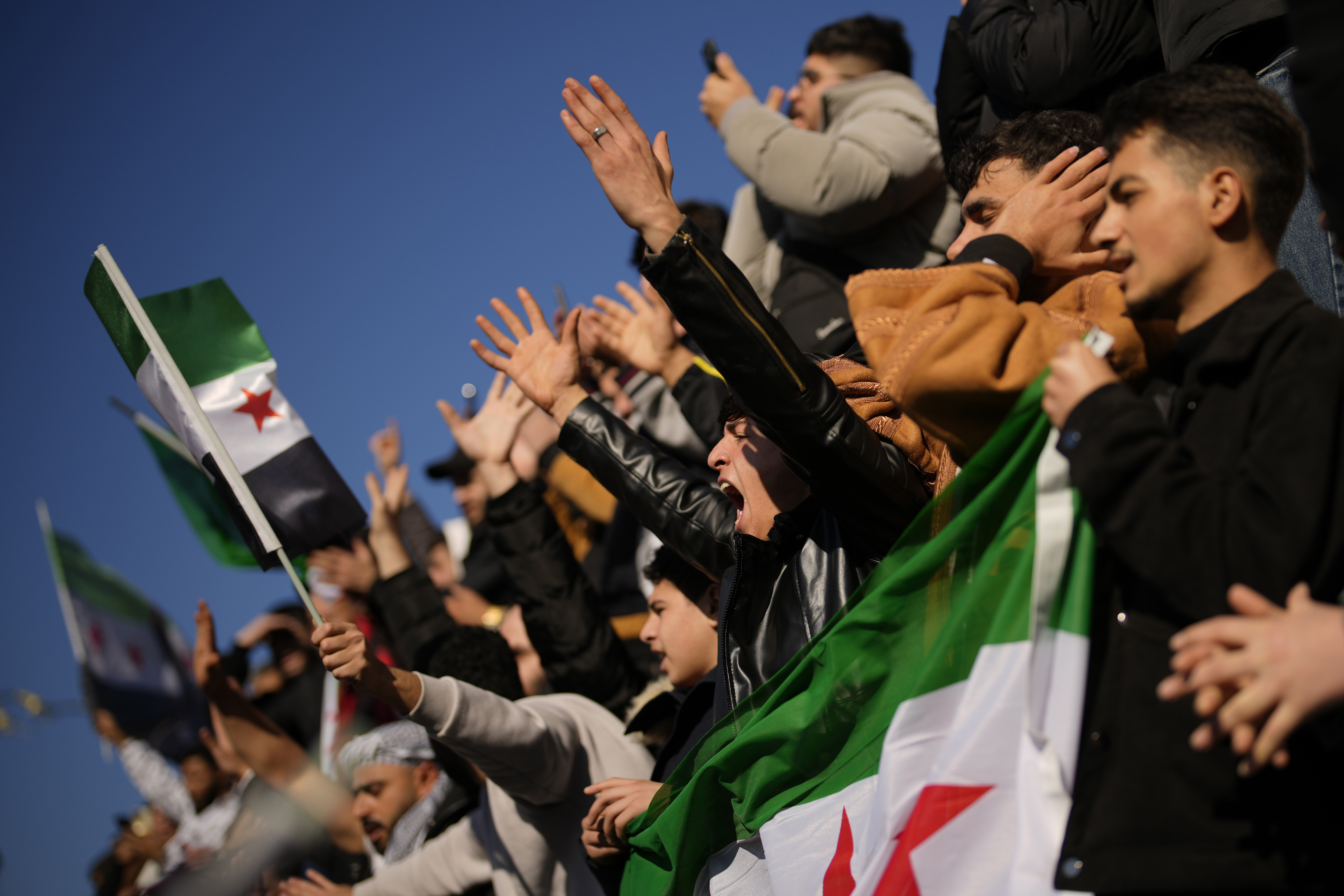 Menschen versammeln sich zur Feier des Sturzes der syrischen Regierung vor einer Moschee in Istanbul, Türkei, Sonntag, 8. Dezember 2024 (Foto: picture alliance / AP | Emrah Gurel)