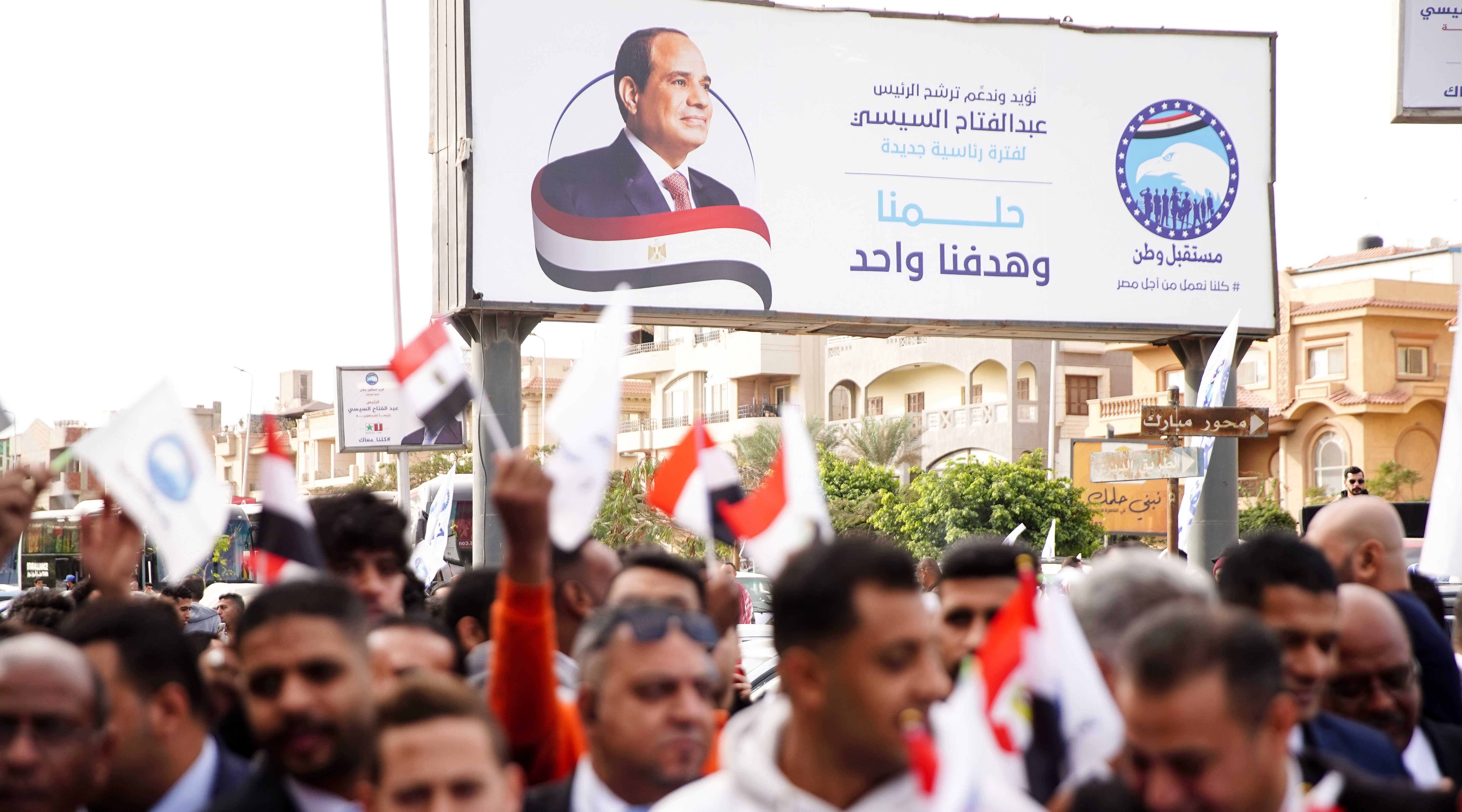 Ägypter strömen zu einem Wahllokal, um ihre Stimme bei den Präsidentschaftswahlen in der neuen Verwaltungshauptstadt Kairo, Ägypten, am 10. Dezember 2023 abzugeben (Foto: Picture Alliance / Ziad Ahmed/ Nour Photo)