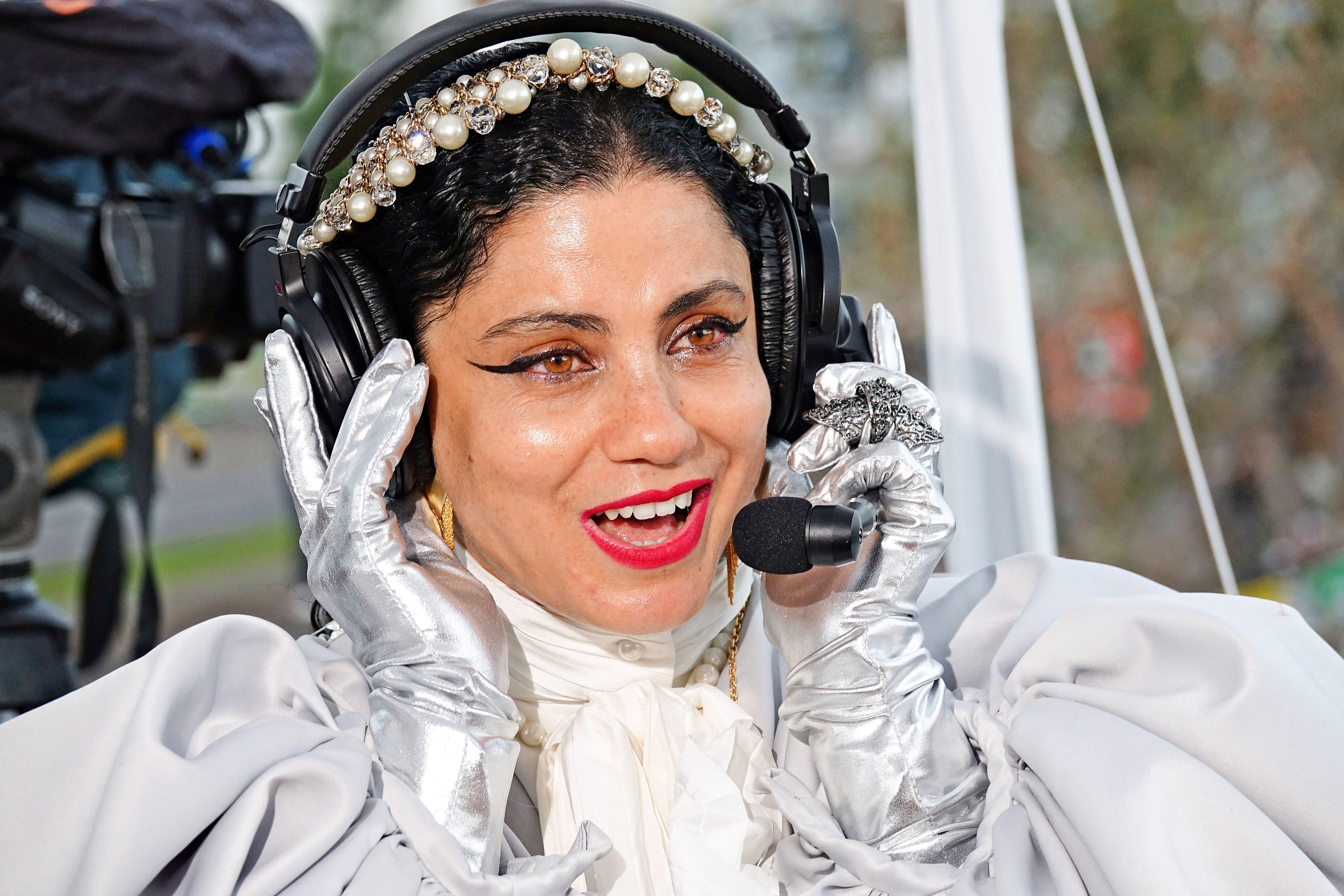 Emel Mathlouthi trägt silberfarbene Handschuhe und ein Headset während der Live-Übertragung im kurdischen Fernsehsender Rudaw.