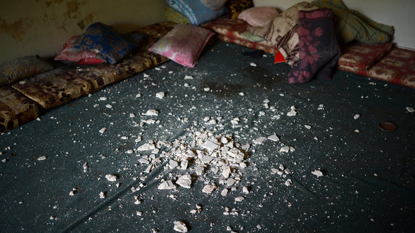 A living room in Aleppo, ravaged by war and destruction (photo: AFP/Getty Images)