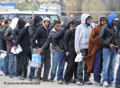 Refugees from North Africa in Lampedusa (photo: picture alliance/dpa)