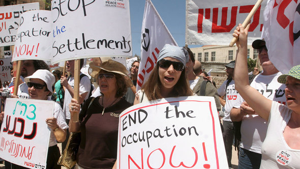 Supporters of the Israeli movement 'Peace Now' against settler's policy (photo: dpa)